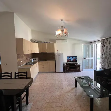 Family In Lägenhet Golem (Tirana)